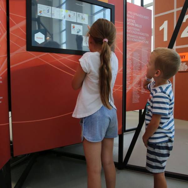 Na tomto kiosku mají návštěvníci za úkol seřadit jednotlivé obrázky tak, aby dávaly dohromady správnou posloupnost vybrané události. Počítá se čas a počet chybně umístěných obrázků.
