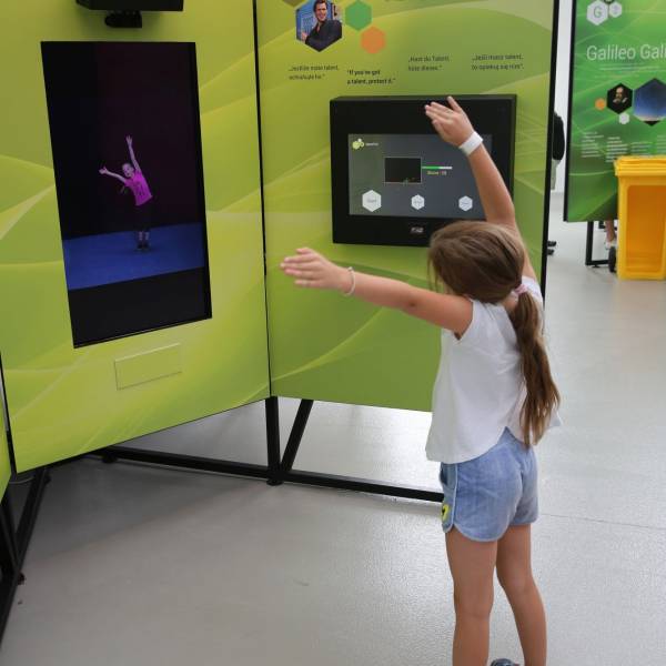 Na tomto kiosku se po spuštění zobrazují různé taneční pózy, které se návštěvník snaží napodobit. Podle přesnosti zvládnuté pózy, sbírá návštěvník body.