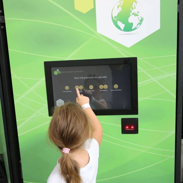 Kiosek s dotazníkem, jak moc je návštěvník spojen s přírodou. Podle odpovědí na otázky se na konci zobrazí vyhodnocení.