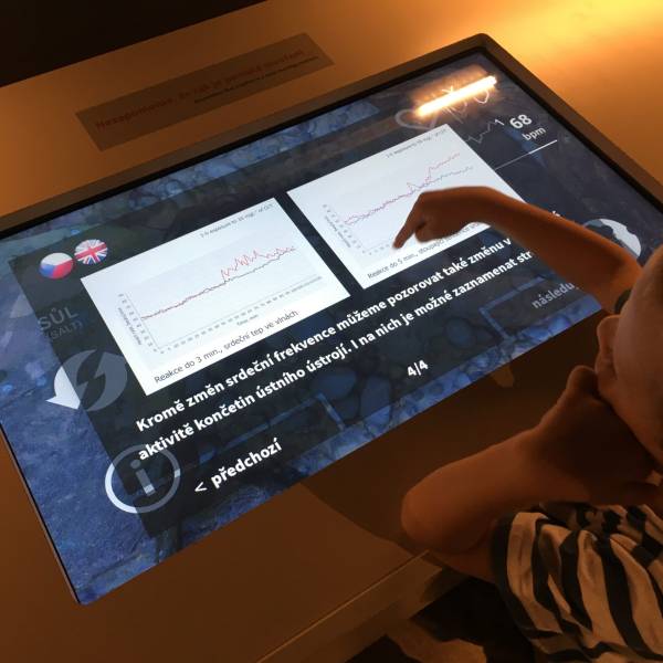 Interaktivní kiosek s animací raka, kde lze pozorovat při dotyku změnu životních funkcí a další informace.