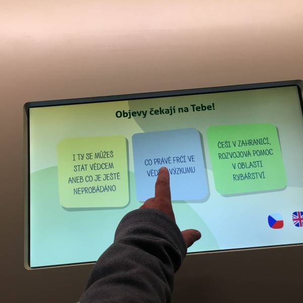 Interaktivní databáze s články.