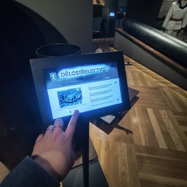 Dotykový displej s bližšími informacemi o vystaveném exponátu společně s dalšími fotografiemi.