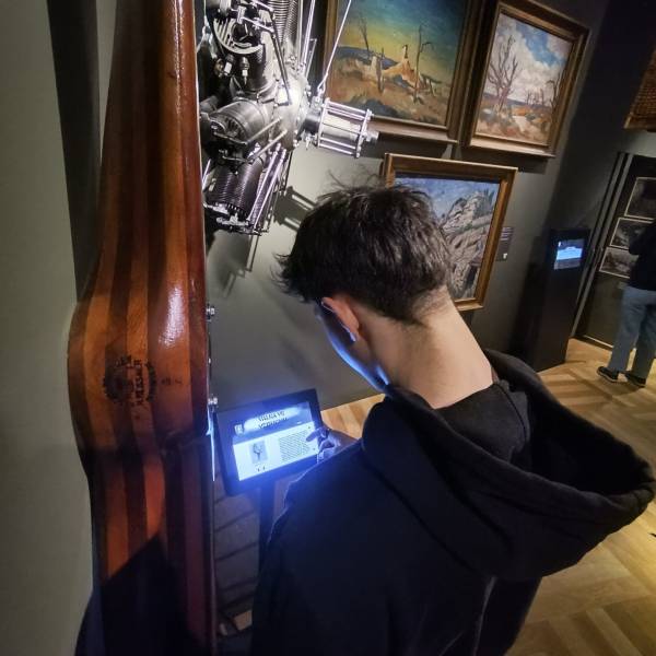 Dotykový displej s bližšími informacemi o vystaveném exponátu společně s dalšími fotografiemi.
