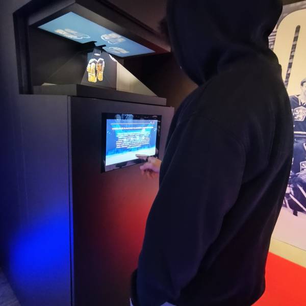 Kiosek, na kterém se po kliknutí na některý z předmětů z nabídky zobrazí podrobnější popis a 3D projekce vybraného předmětu.